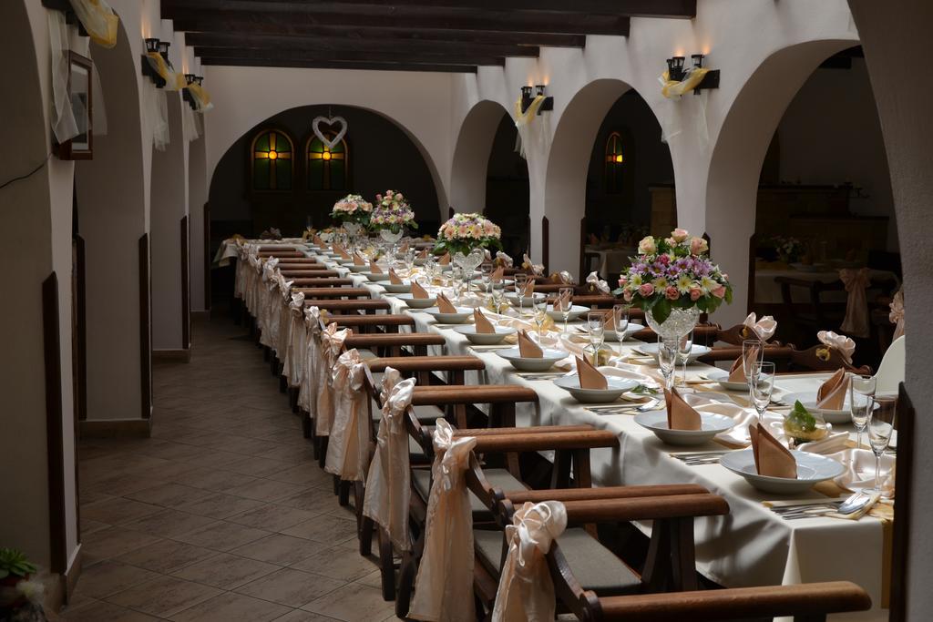 Excalibur Penzion A Restaurace Moravská Třebová Extérieur photo